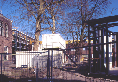 880126 Gezicht op de bouw van een bedrijfsverzamelgebouw op de Molenwerfhof te Utrecht, met op de achtergrond het ...